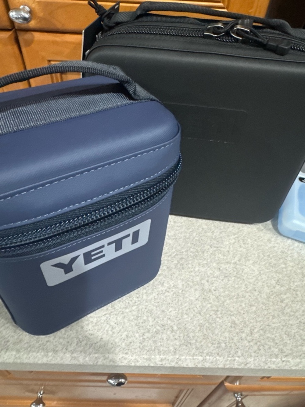 Yeti Navy Blue 2L insulated Snackbox - Picture 3 of 4